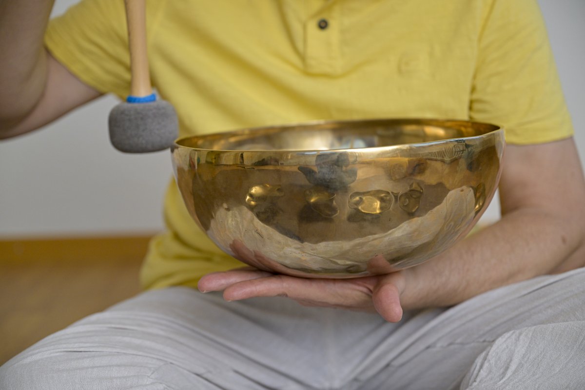 Eine Klangschale wird achtsam angespielt. Klangmassagen von Mitklang (Kriens) sind besonders achtsam und sanft für eine tiefe Entspannung.