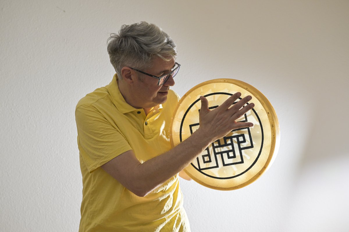 Charly Locher, Mitklang, mit Trommel für Schamanische Reise.