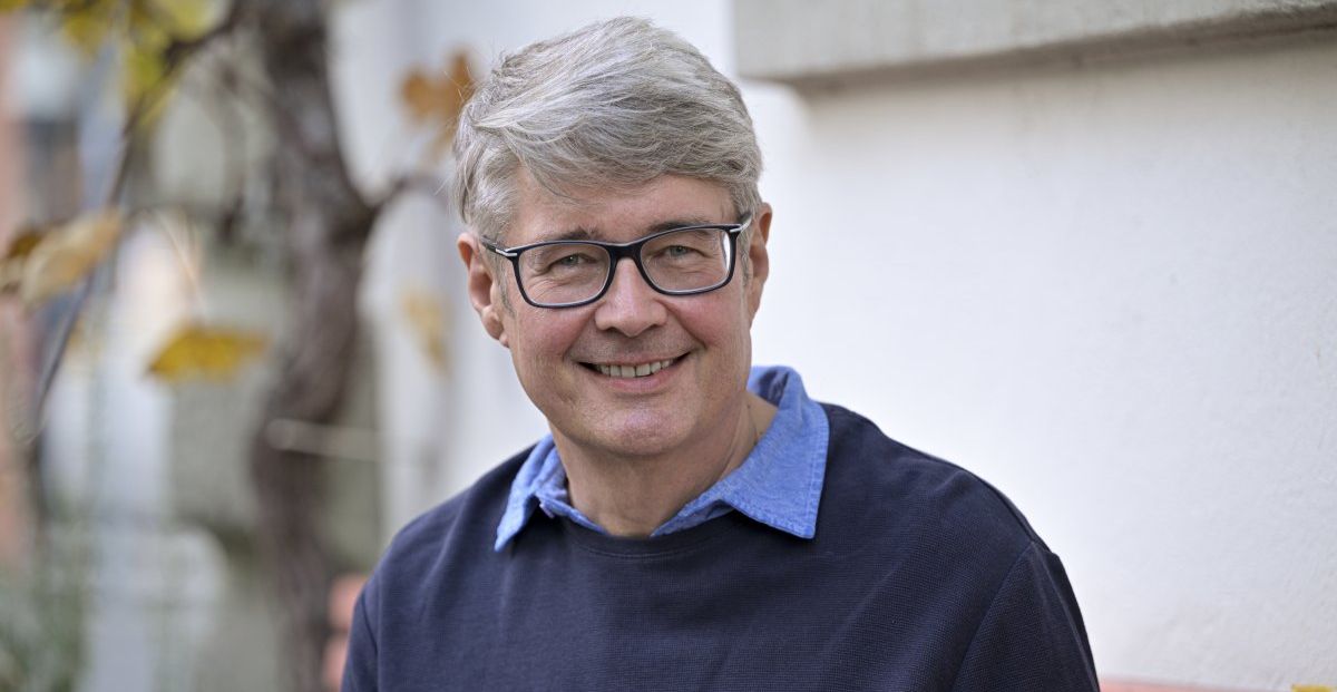 Portrait Charly Locher, er bietet in Kriens (Luzern) Klangmassagen und Klangreisen an.